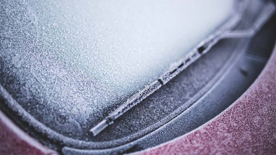 Sabahları buz tutan araç camlarına pratik çözüm: İşte camlarınızı kolayca temizlemenin yolu! 2